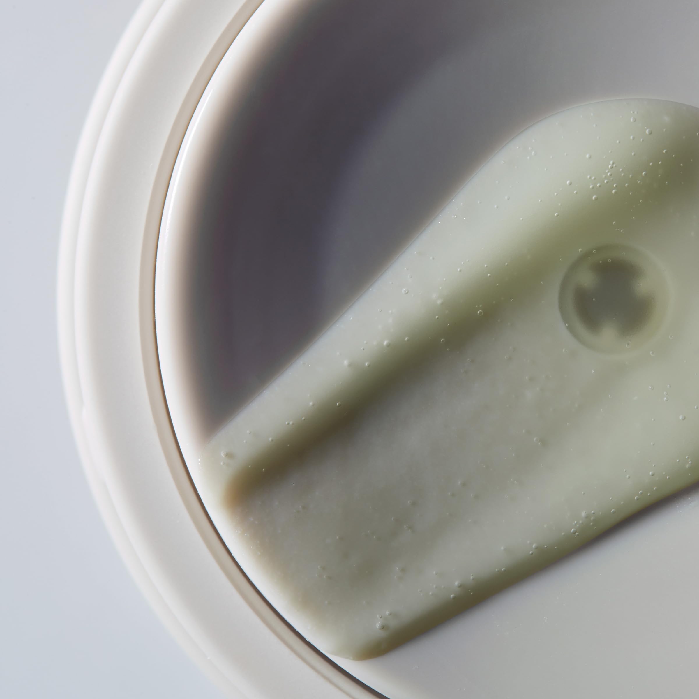 Packaging emphasizes retinoid complex and growth factors for renewal support.