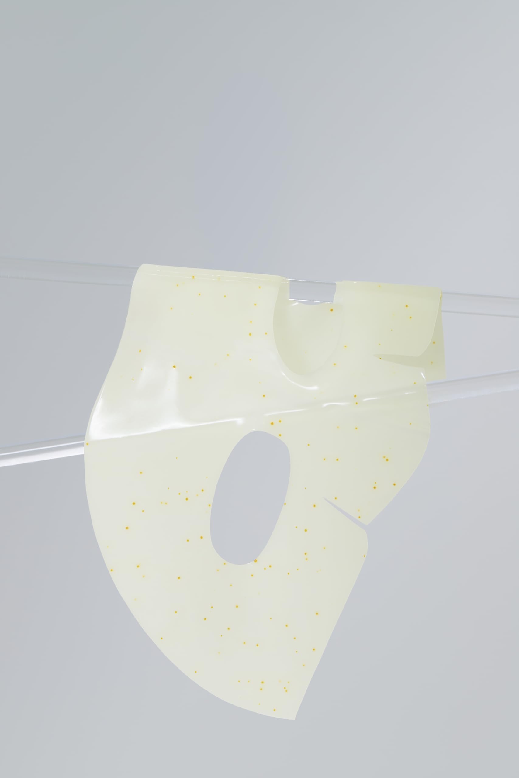 Dr.nineteen ReDRN Skin Magnet Hydrogel Mask applied on face demonstrates cooling and soothing relief.