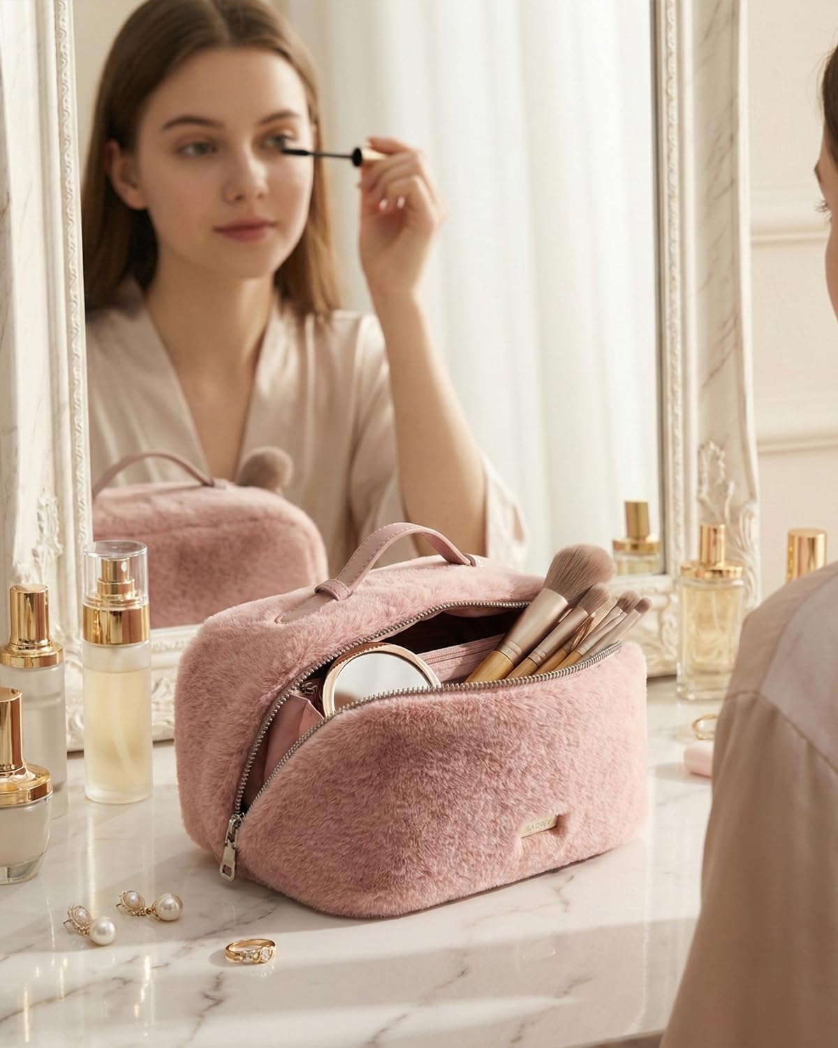 Eachy makeup bag shows a clear TPU brush compartment for easy visibility.