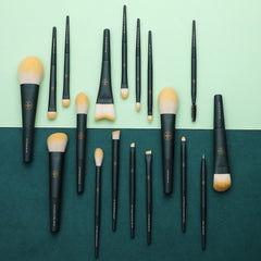 Eigshow precision eye/liner brush defines shape with accuracy.