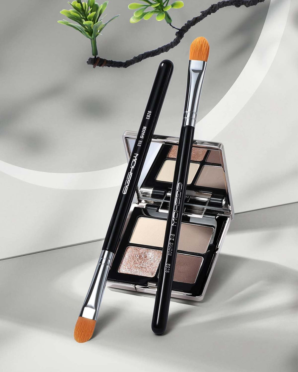 EIGSHOW eyeshadow-primer brush offers versatile use on lids.