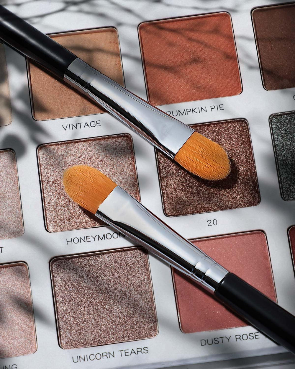 EIGSHOW two-piece makeup tools set ideal for primer and concealer.
