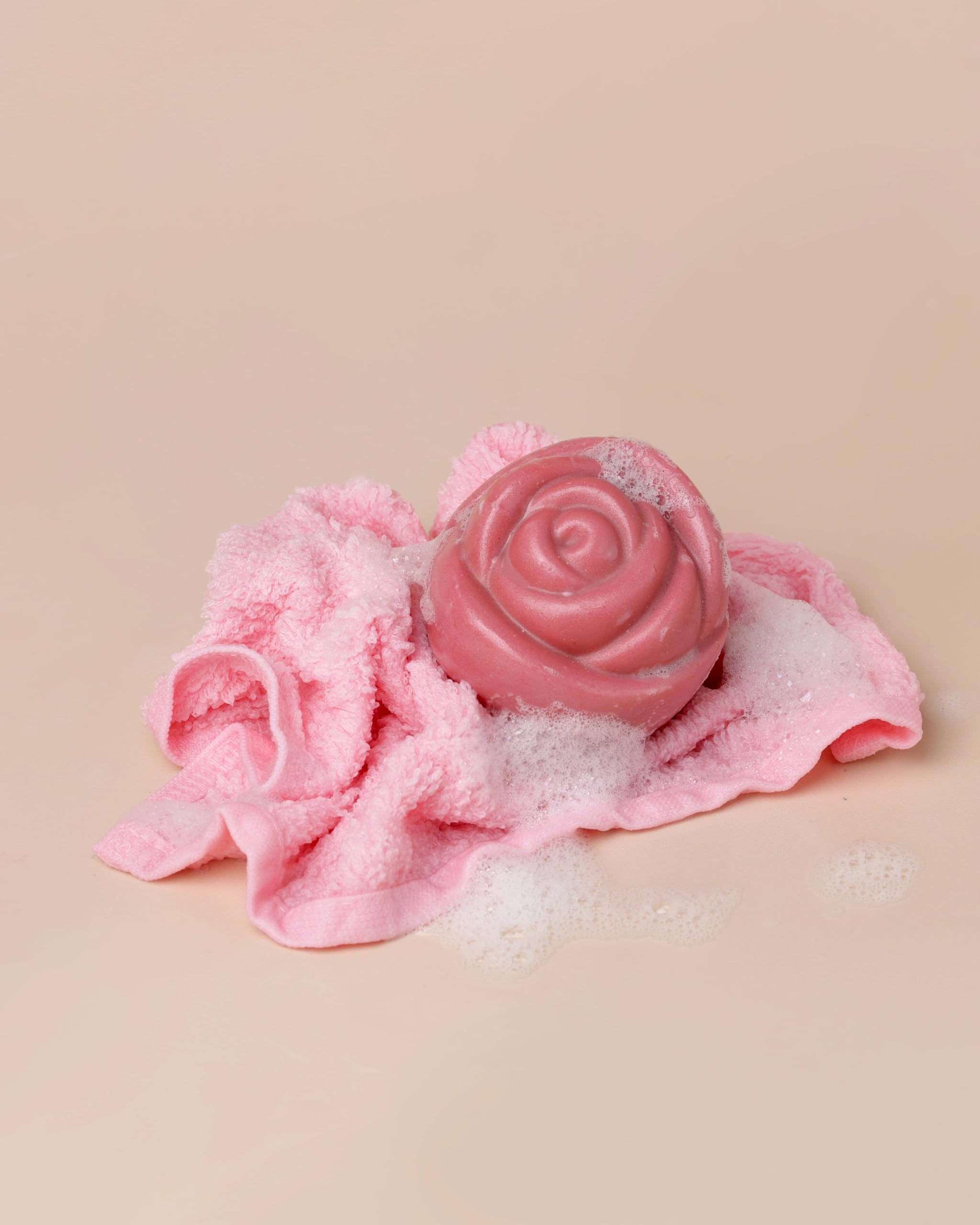 ÉPANOUIE Epanouie Skin rich lather demonstrates soft, soothing wash.