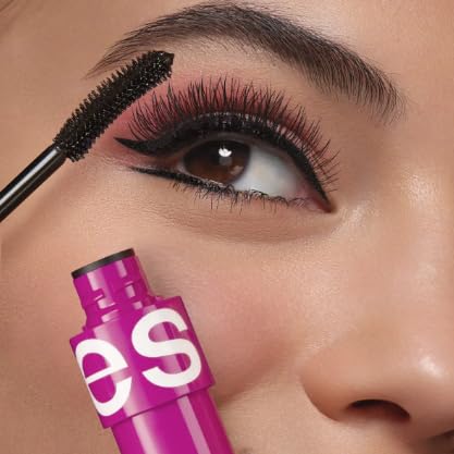 Esika Mega Full Size Mascara creates visibly long, voluminous lashes.