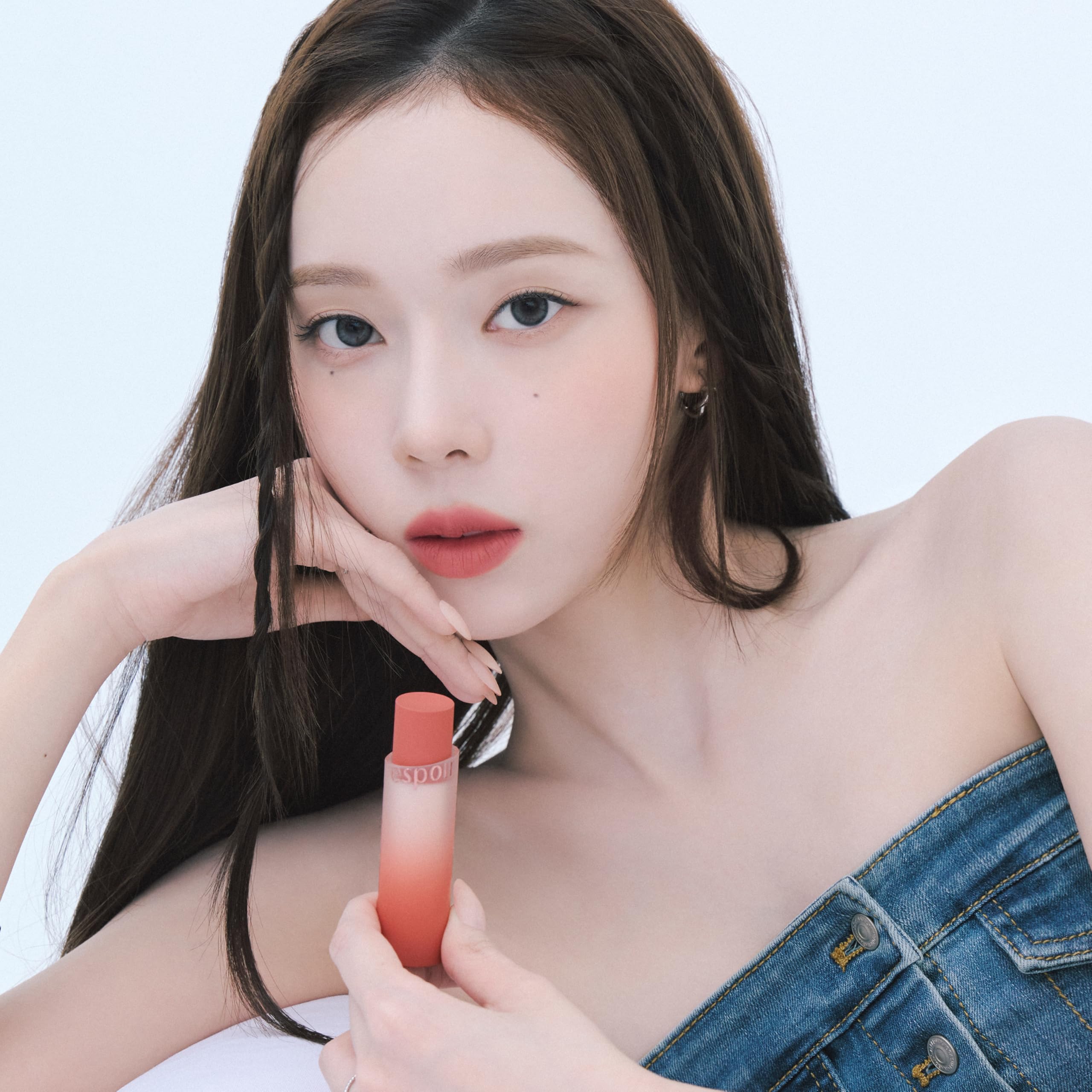 Espoir Nowear Volume Matte 4 swatch reveals vibrant color for bold lip looks