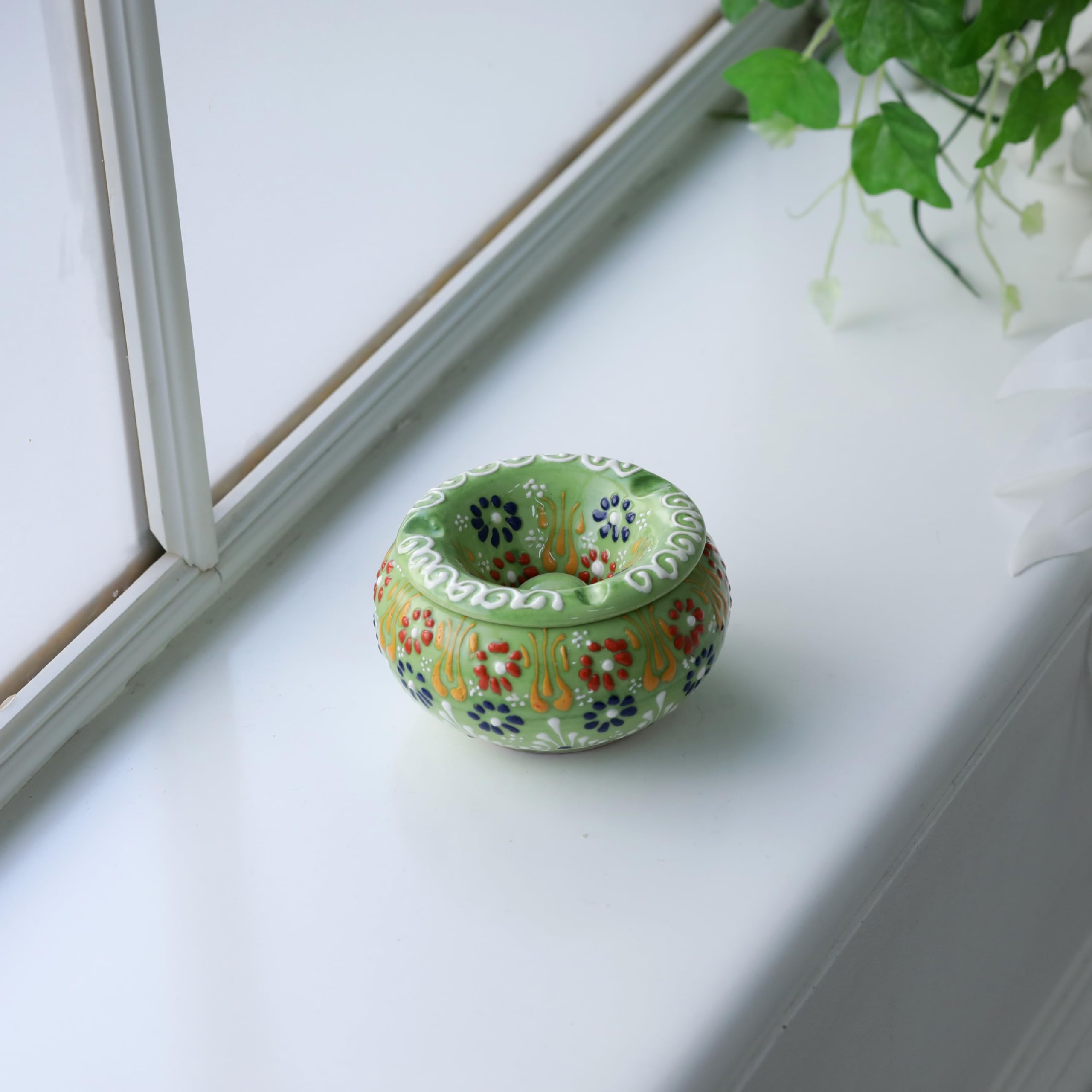 Evanilife windproof lid decorative jar highlights secure keepsakes.