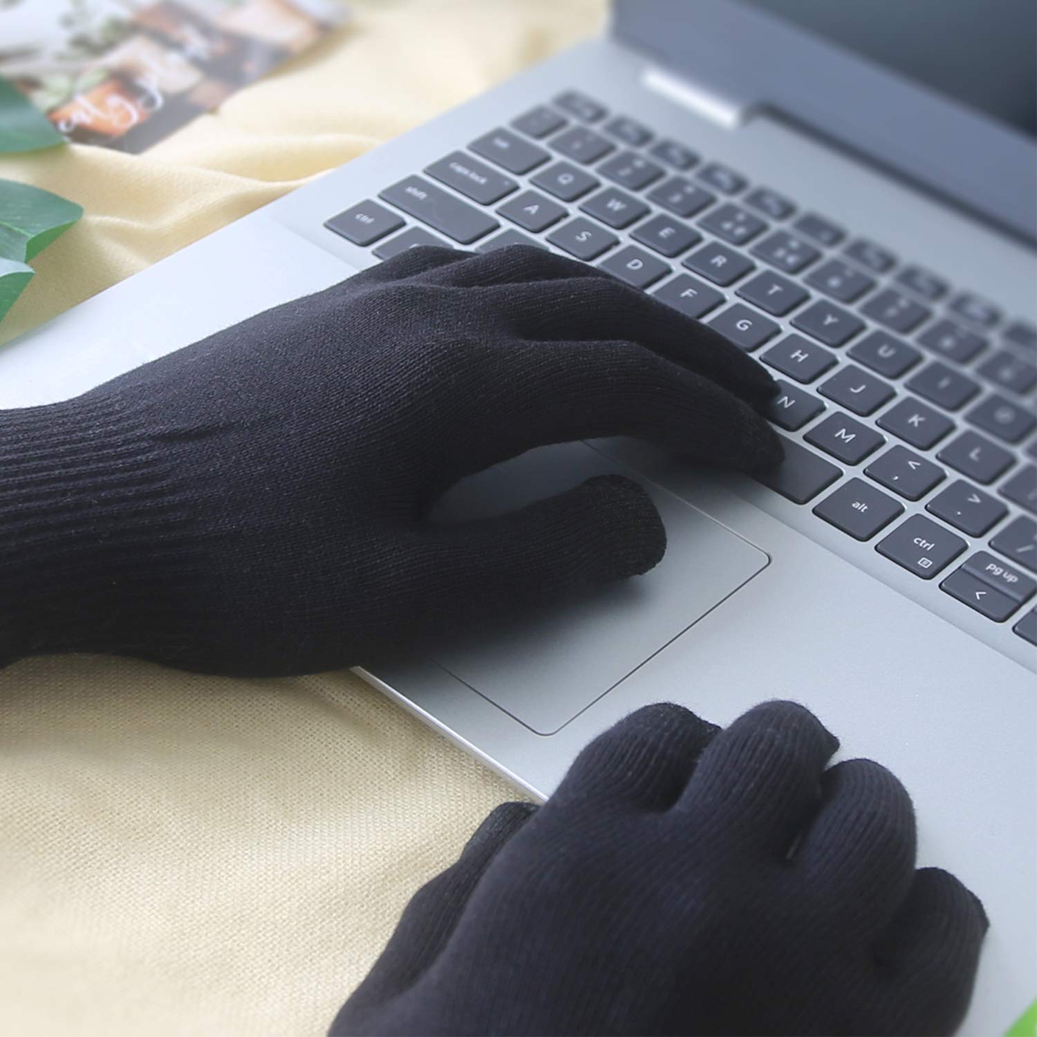 Evridwear gloves in black pack emphasizing versatile, simple look.