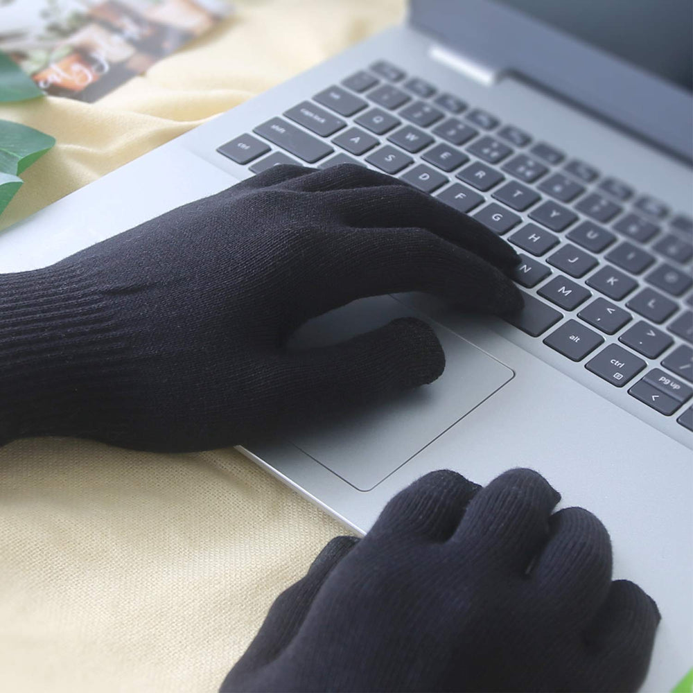 Evridwear gloves in black pack emphasizing versatile, simple look.