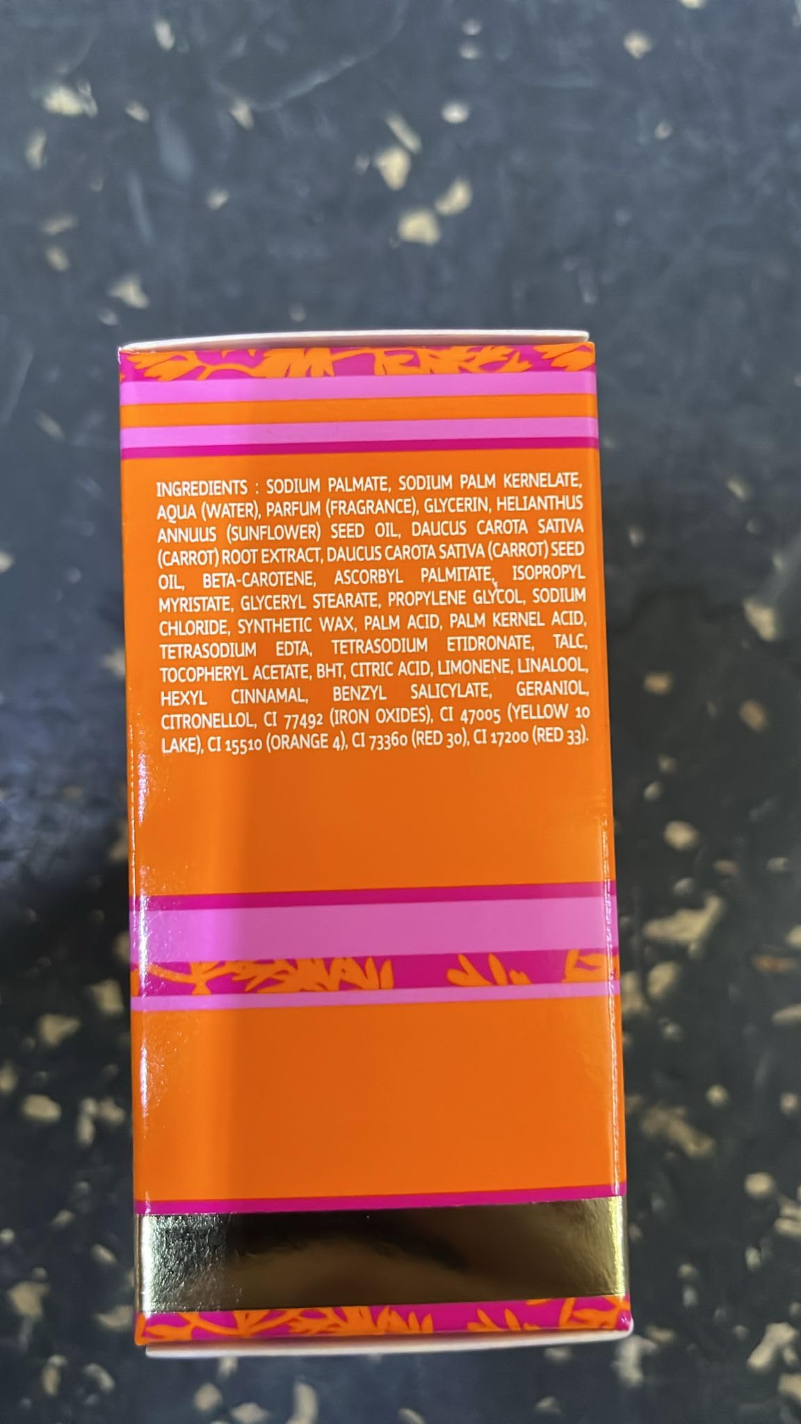 Fair & White So Carrot oil droplets close-up highlighting nourishing skin
