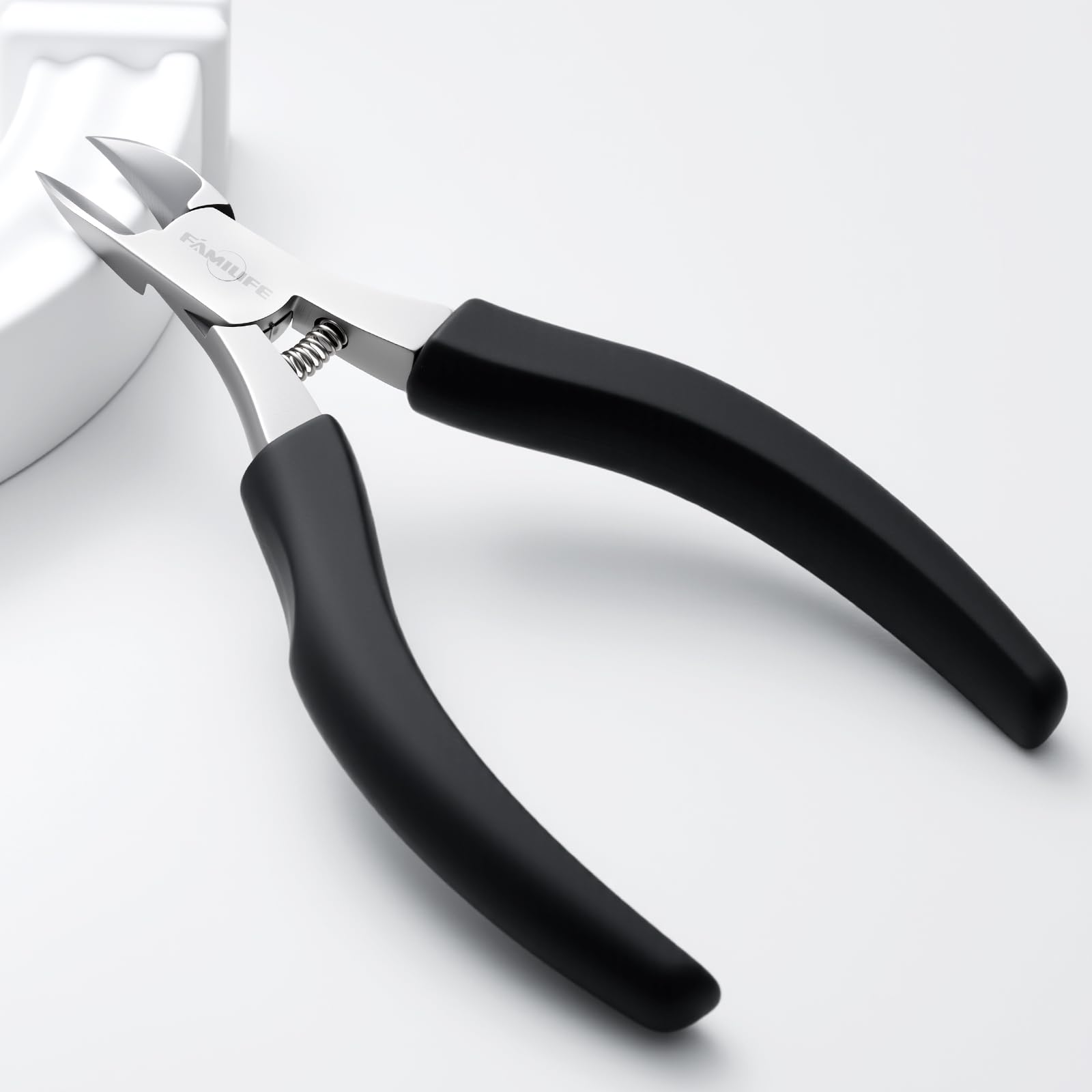 FAMILIFE Cuticle Nippers ergonomic design reduces hand fatigue during grooming