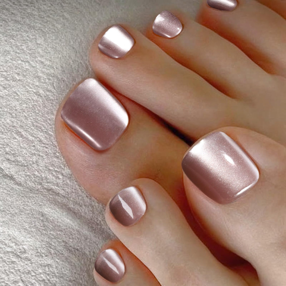 Fandamei cat eye toenails with light-reflective shimmer for depth