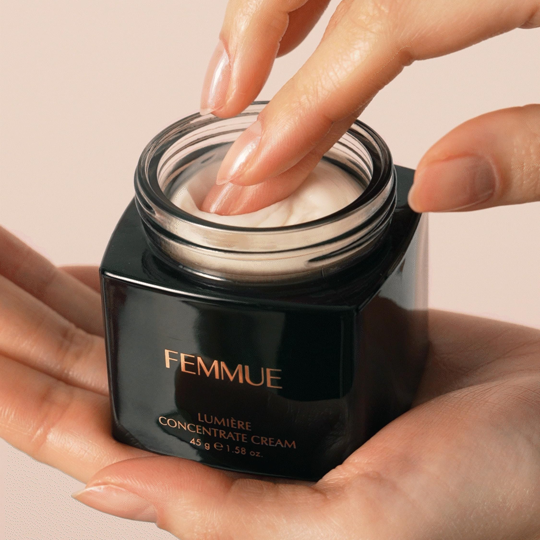 FEMMUE Lumière Concentrate on skin, supporting hydration barrier for daily resilience.