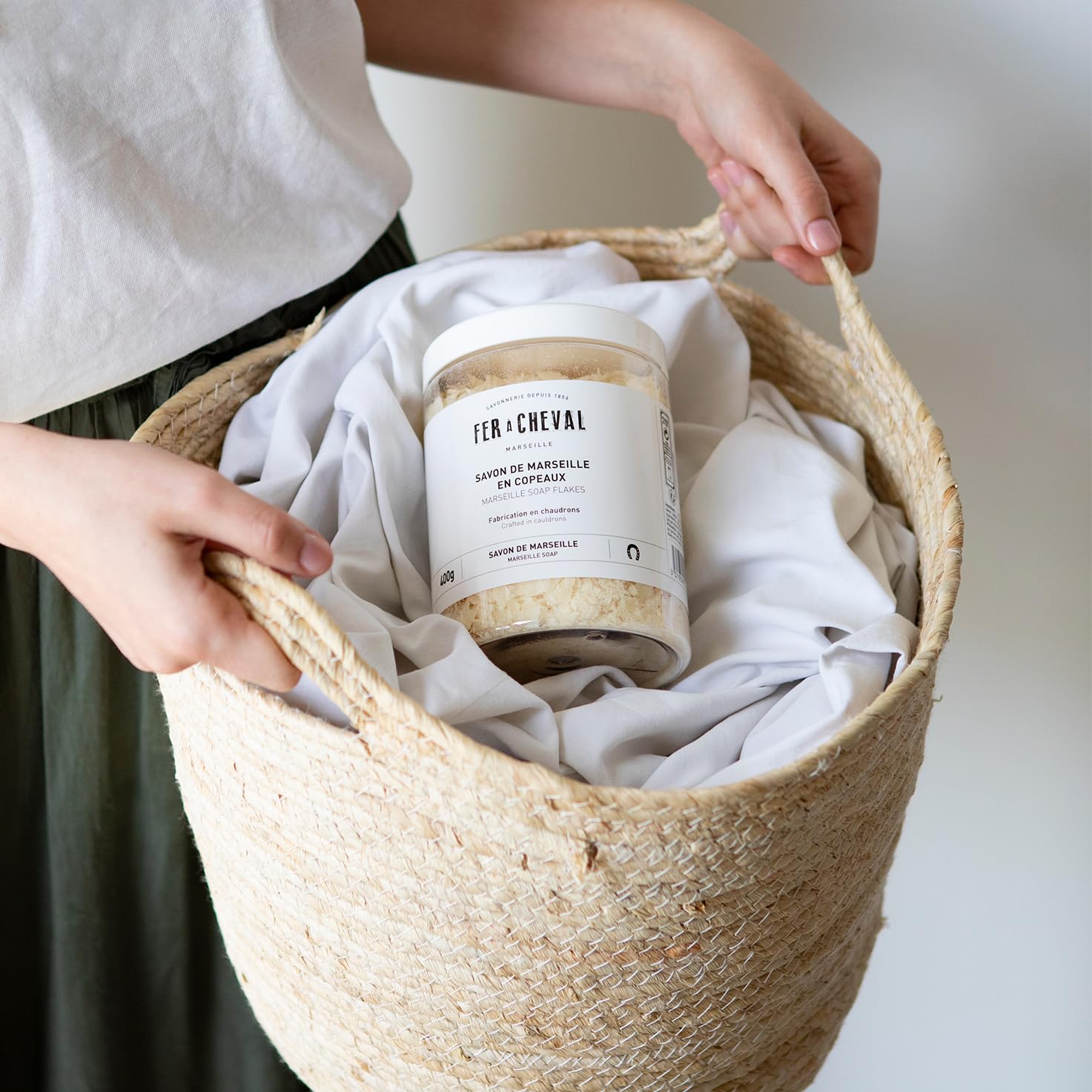 Fer à Cheval Marseille Soap Flakes for soap making enables customization of scents and colors