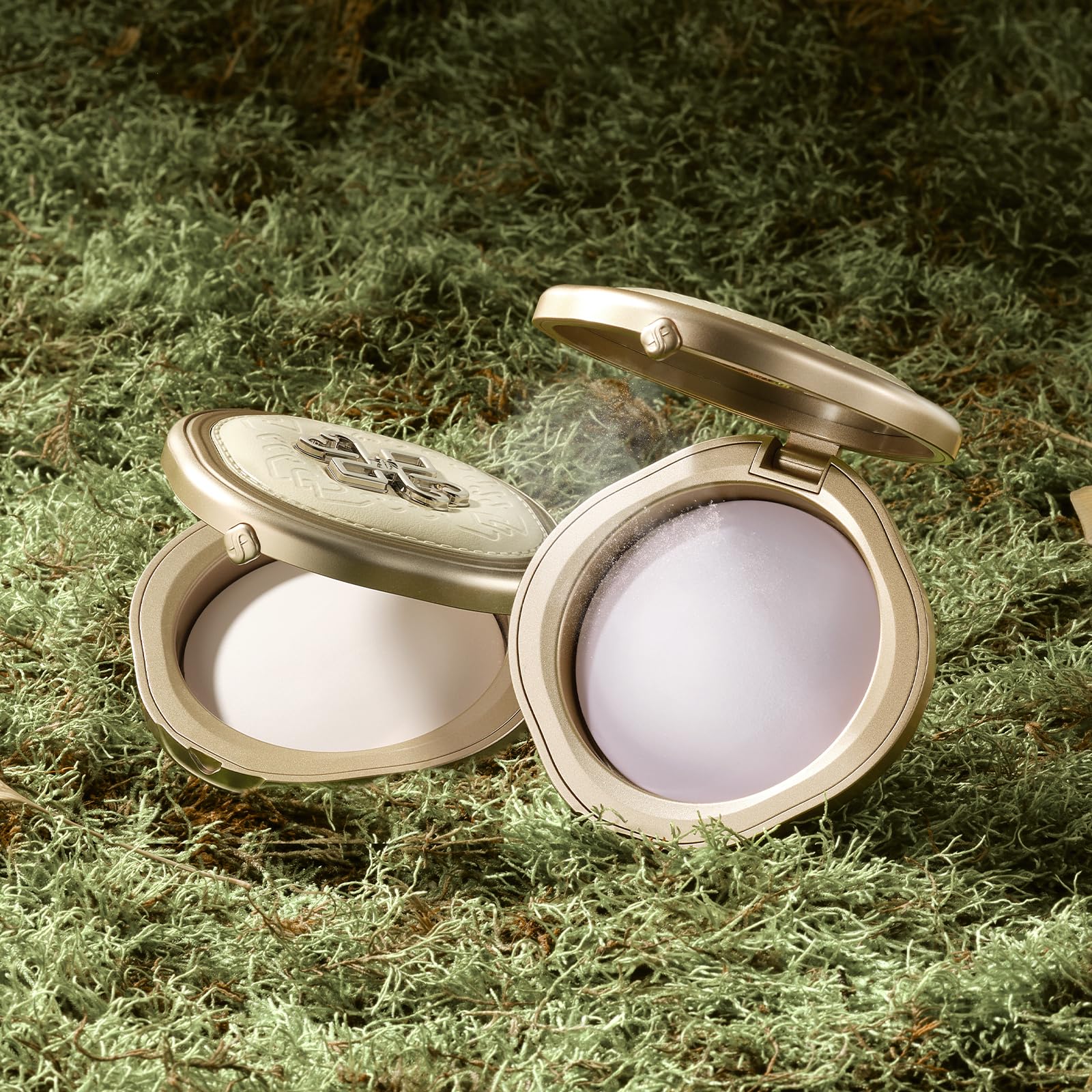 Soft focus blur smooths pores for a refined complexion.