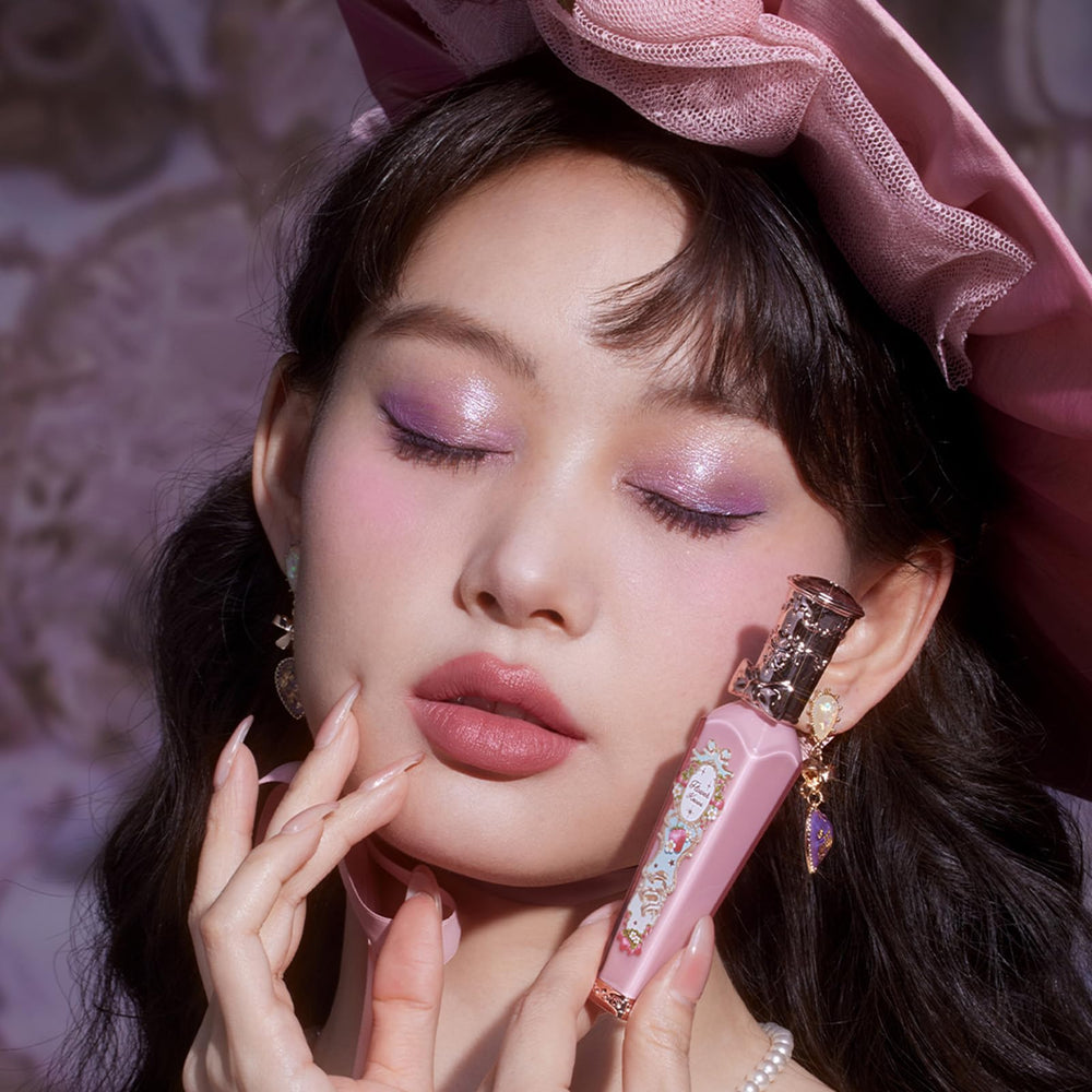 Hydrating oils in the formula support comfortable moisture on lips.