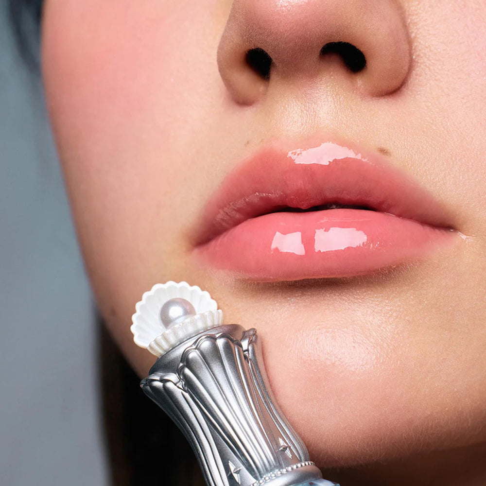 Flower Knows Shell Heart nourishing ingredients refresh and soften lips.