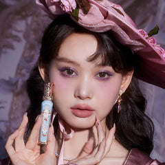 Flower Knows smudge-proof formula offers all-day color during busy days.