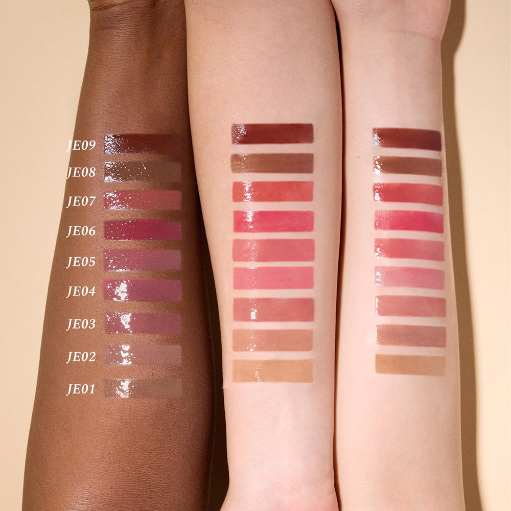 Lip swatch of Flower Knows Sweetie Bear Lip Jelly on lips reveals plump, glossy finish.