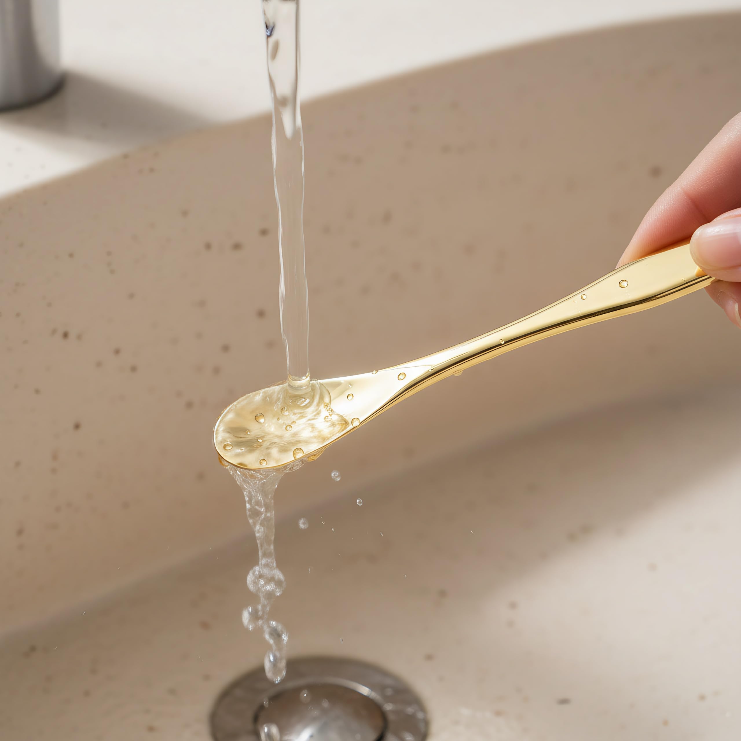FOMIYES gold-colored cosmetic scoop adds luxury to daily use.