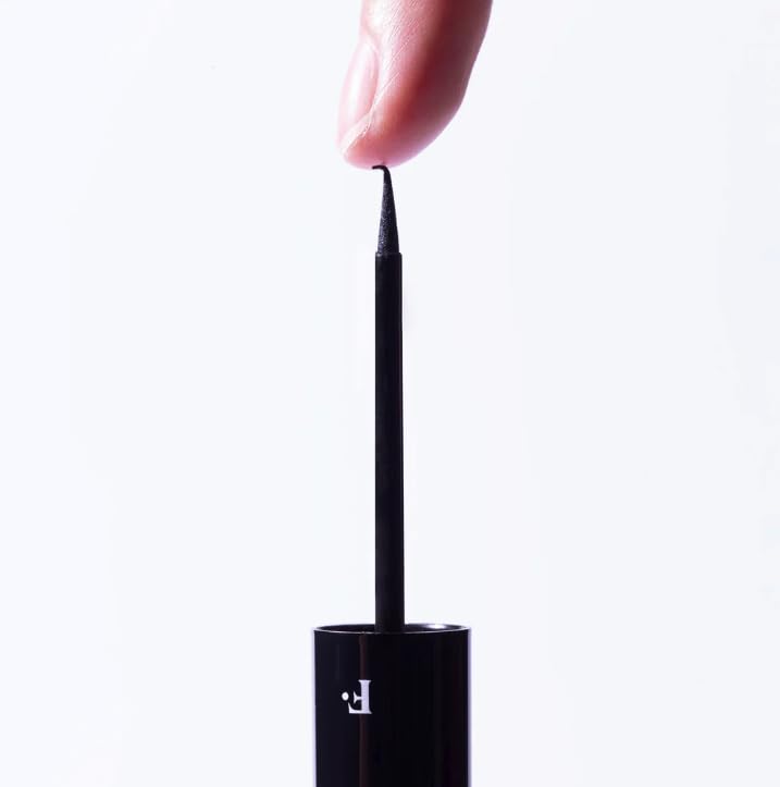 LASHROCKET long-wearing, smudge-proof finish on lids