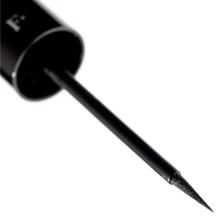 Smooth-glide application of Freck Beauty LASHROCKET liquid liner