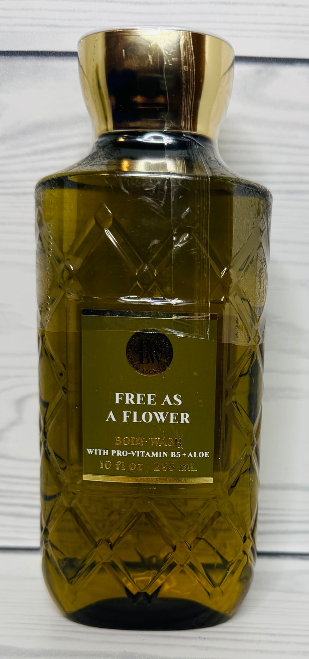 Free As A Flower fragrance notes close-up with orange blossom and lavender for a bright shower