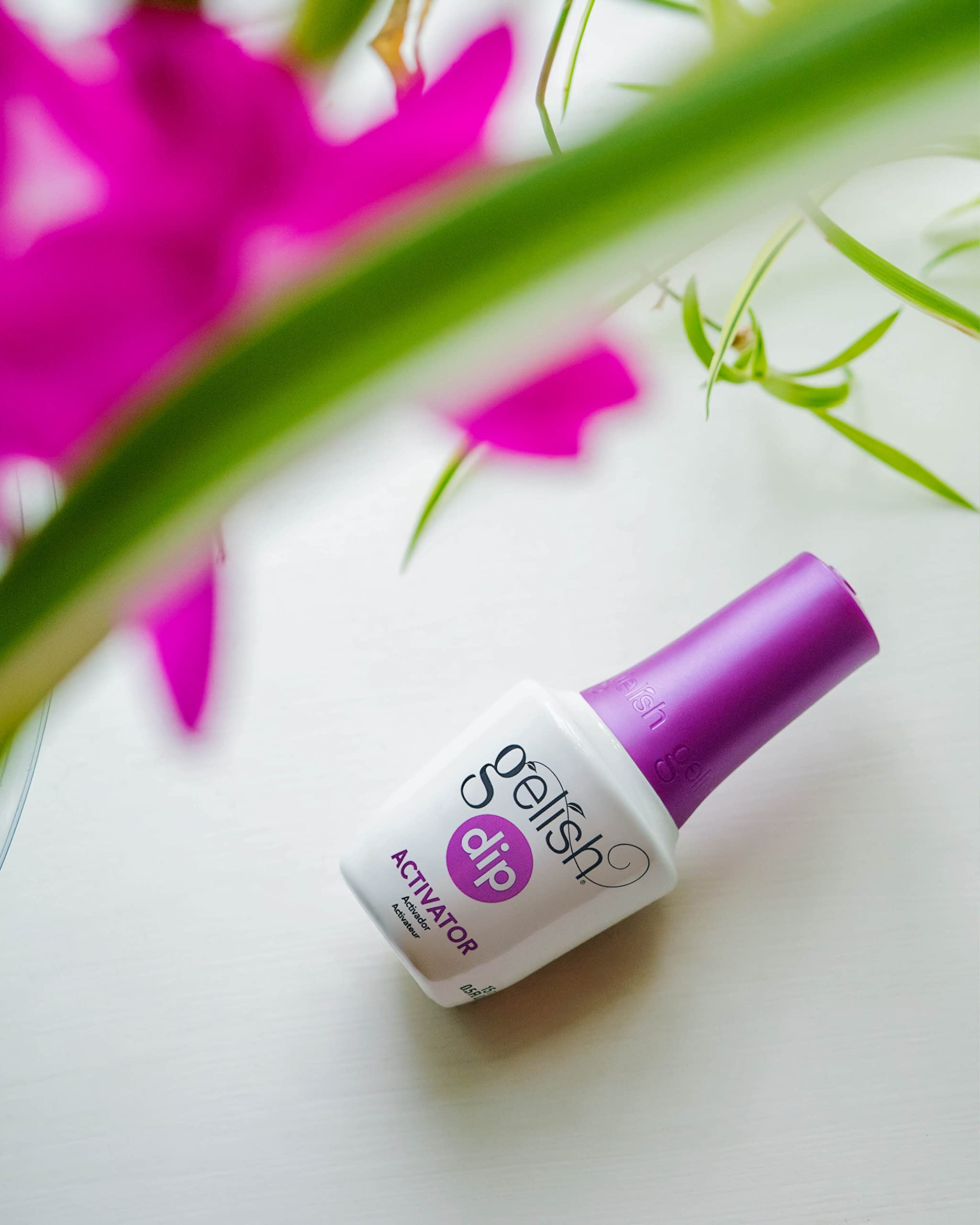 Gelish Dip Basix Kit no-lamp-needed—quick, odor-free process for convenient manicures.