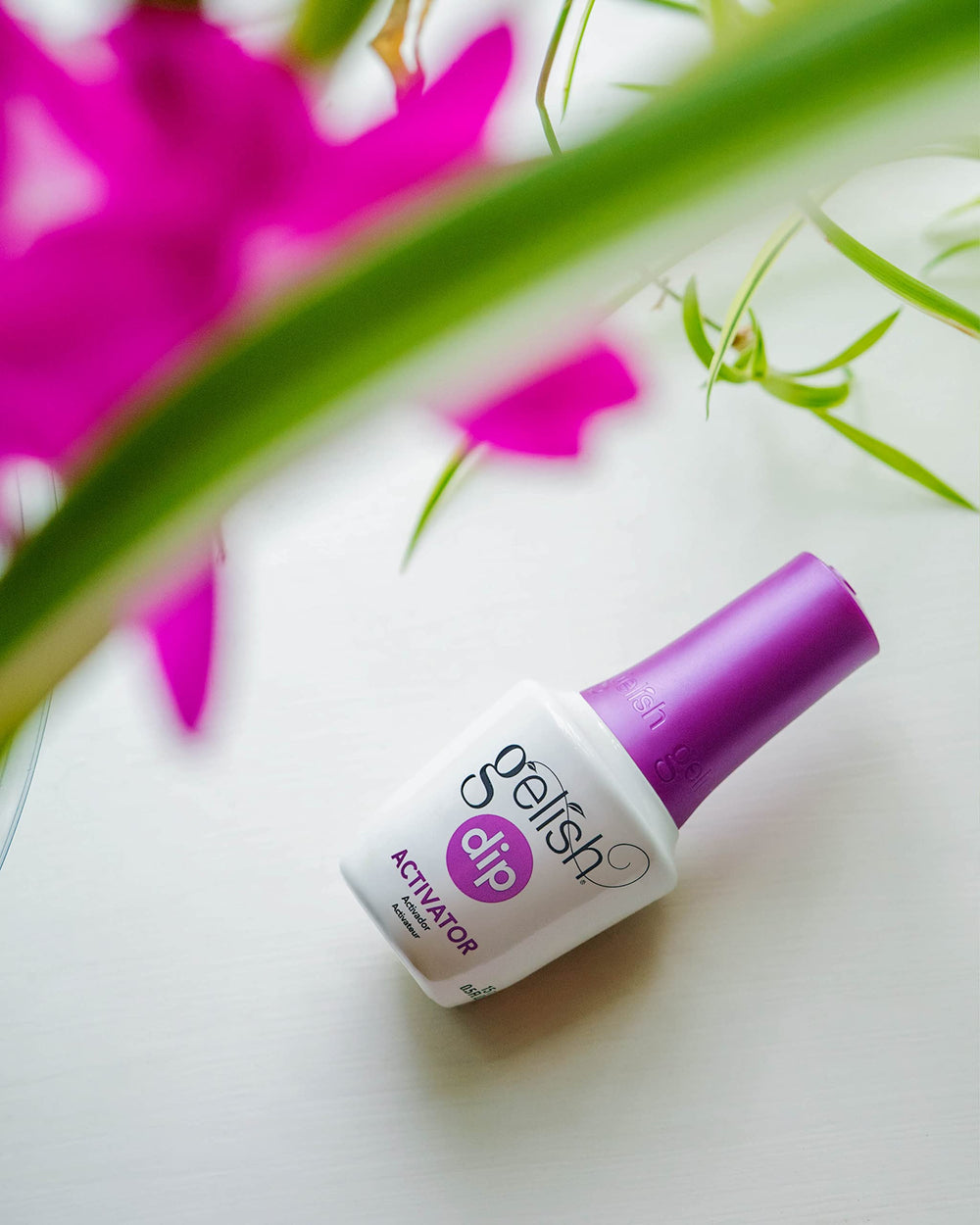 Gelish Dip Basix Kit no-lamp-needed—quick, odor-free process for convenient manicures.