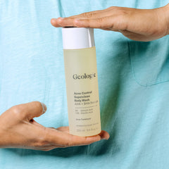 Espuma Generosa de Geologie Acne Control para exfoliación suave en la piel.
