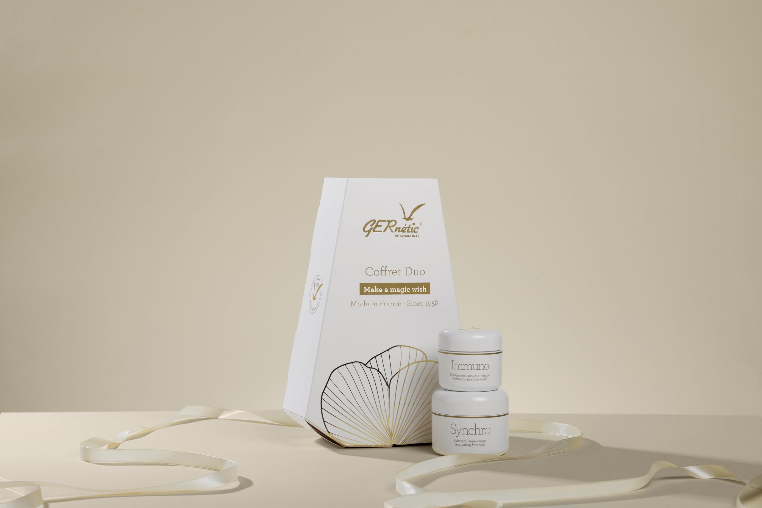 Close-up of Gernetic Synchro Cream texture showing creamy hydration.