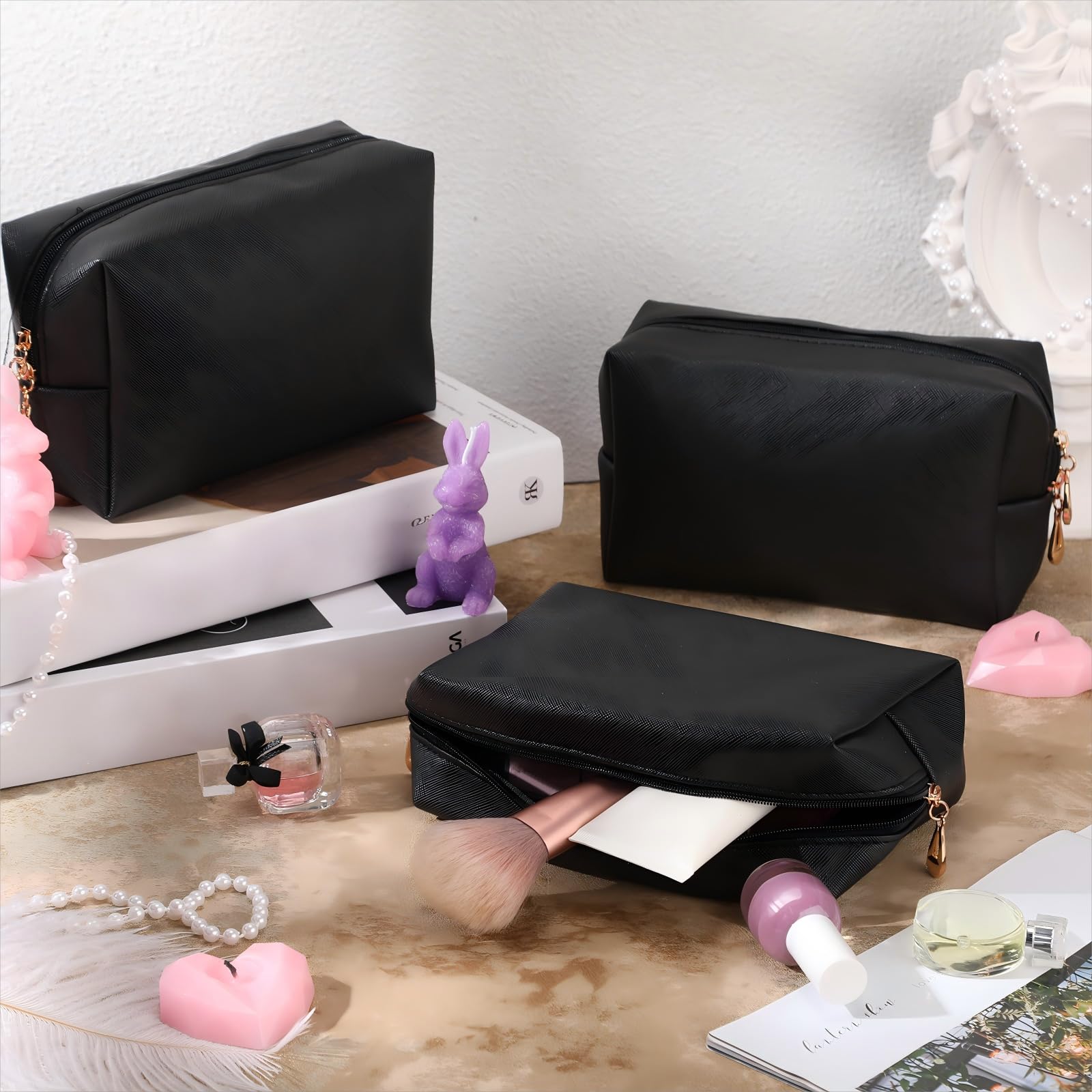 Gerrii Preppy Patch interior offers ample space for toiletries.