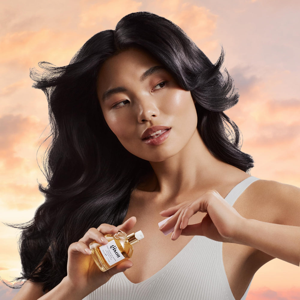 Gisou Honey Infused Hair Perfume Wildflower Honey scent offers a delicate floral aroma.