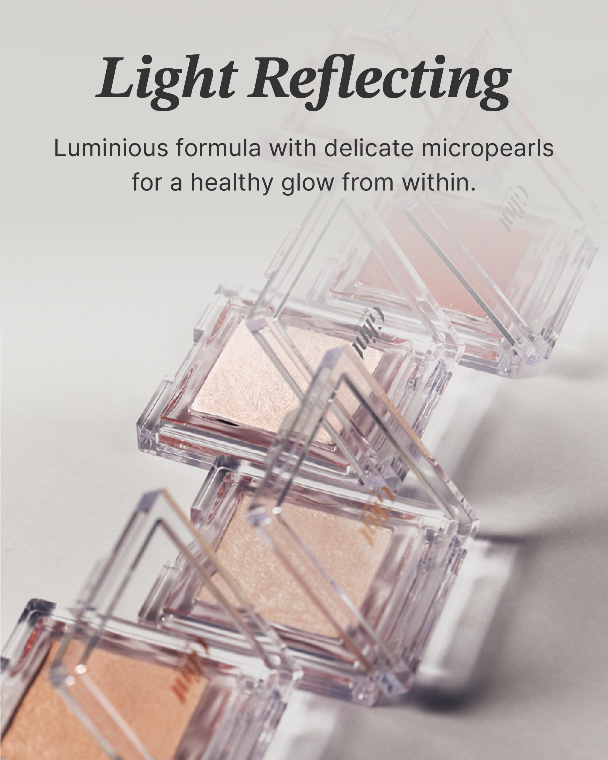Swatch of Glint Dewy Highlighter Pitch Moon reveals smooth, long-lasting shimmer.