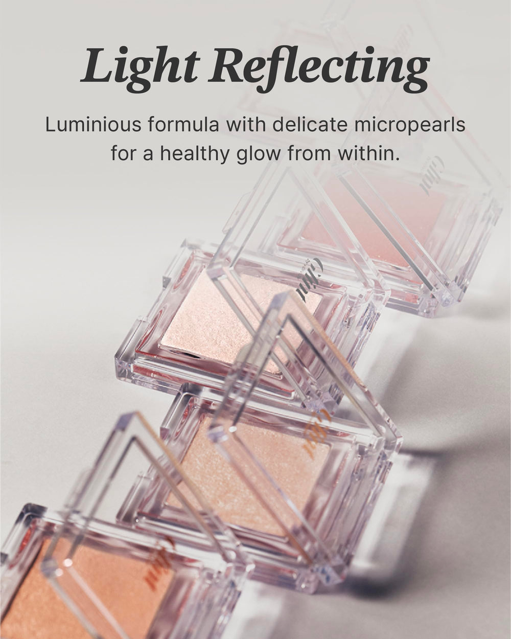 Swatch of Glint Dewy Highlighter Pitch Moon reveals smooth, long-lasting shimmer.