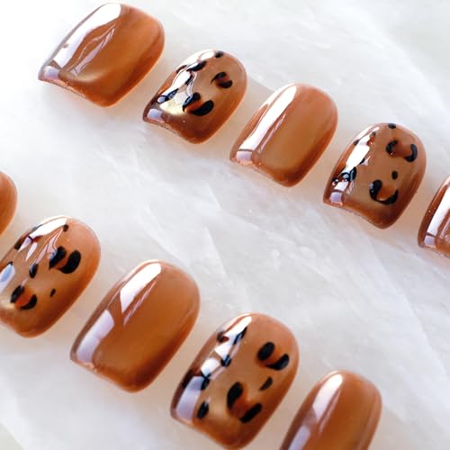 GLORS short square nails showing glossy finish for daily wear