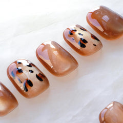 GLORS glossy cat eye nails catching light with depth