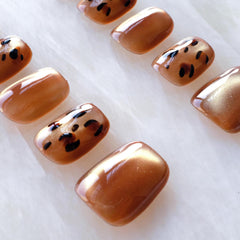 GLORS cat eye effect nails with leopard print for depth