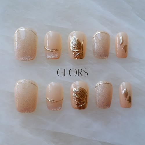 GLORS cat-eye shimmer on nails adds depth for evening looks and photos.