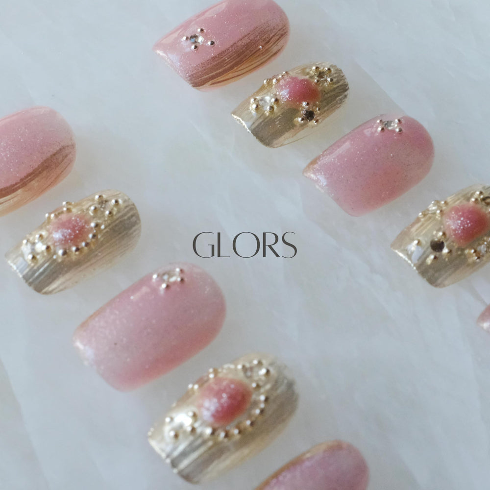 GLORS handmade nails with pink-purple cat-eye buccilati aesthetic for parties.