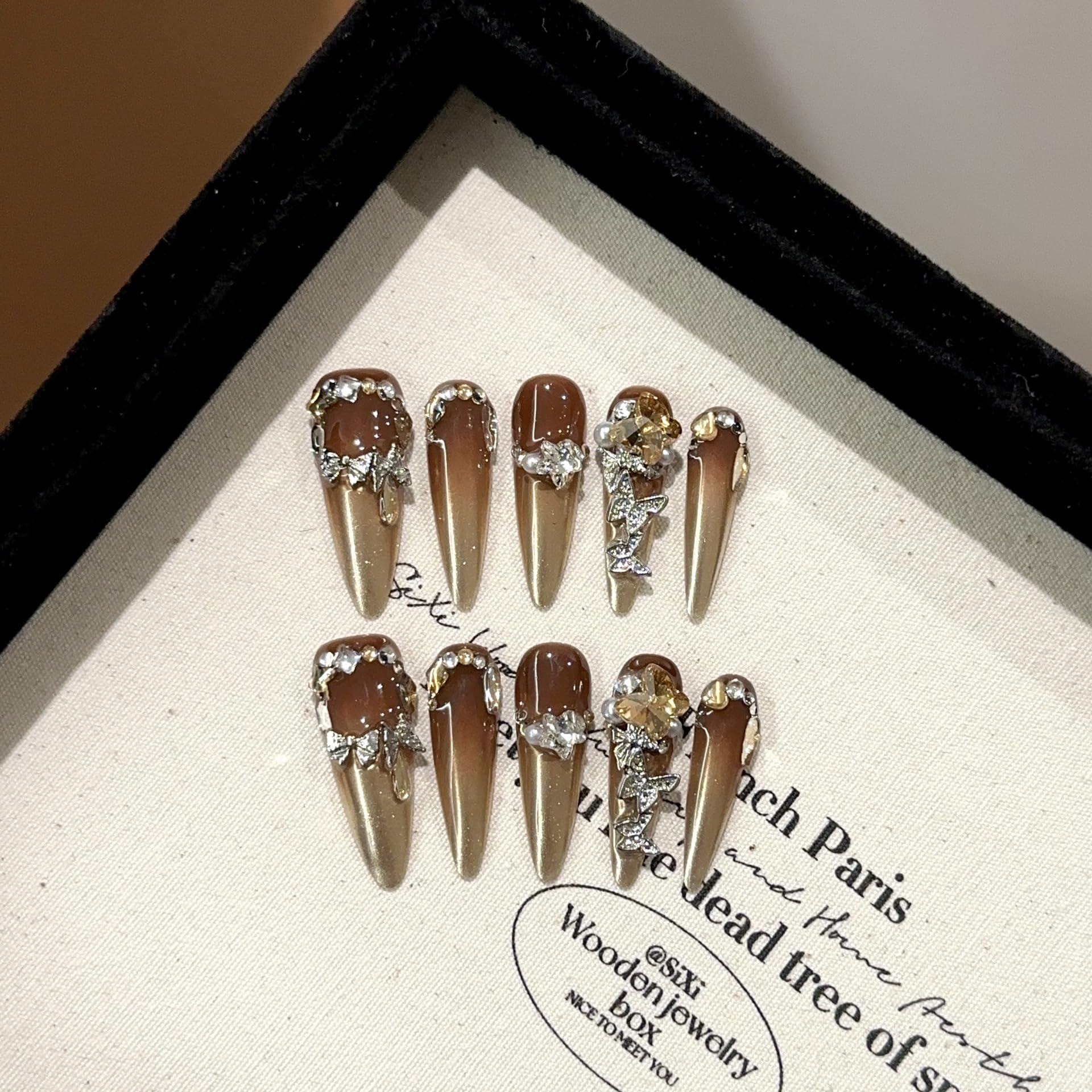 GLORS glamorous style nails designed for occasions and daily wear