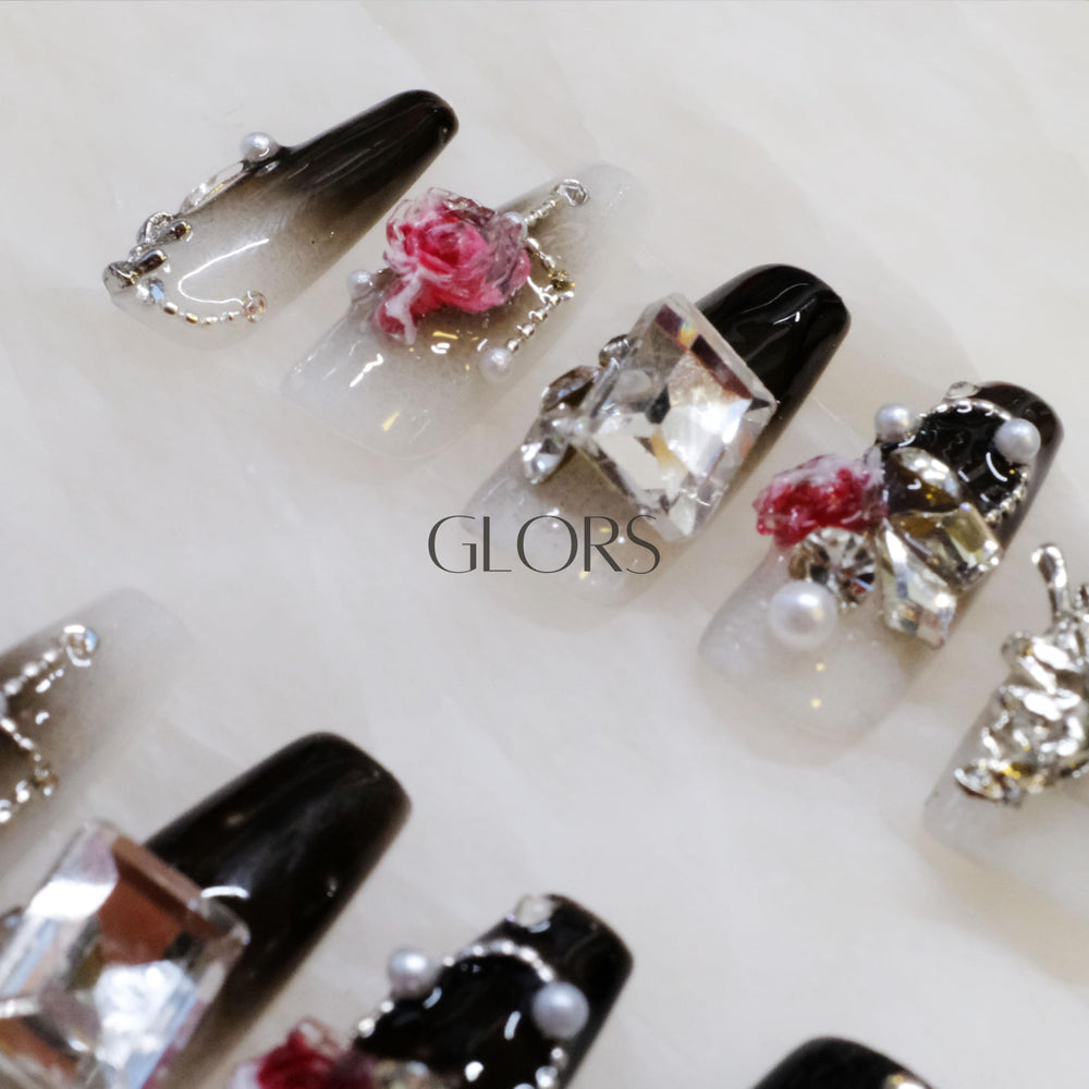GLORS long coffin nails offer dramatic length and a high-end look.
