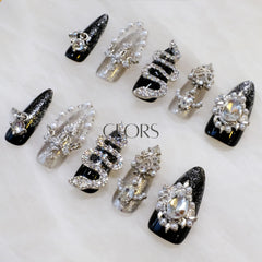 GLORS luxurious 10-piece set enables instant high-fashion manicure.