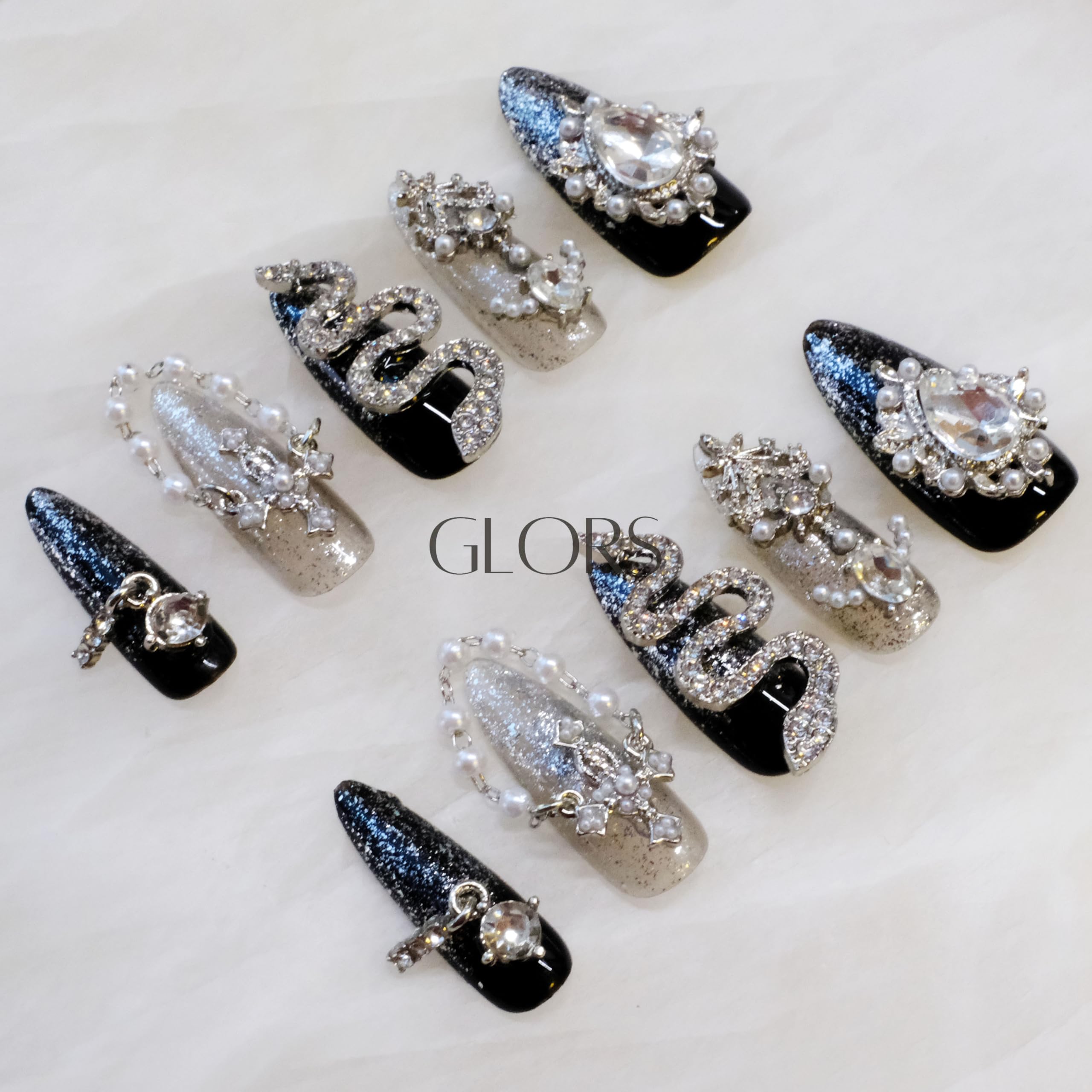 GLORS black-silver glitter nails fuse edgy chic for events.