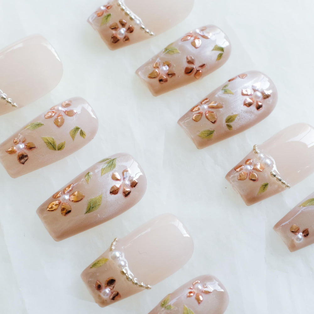 GLORS 10-piece set of pre-designed nails in varying sizes