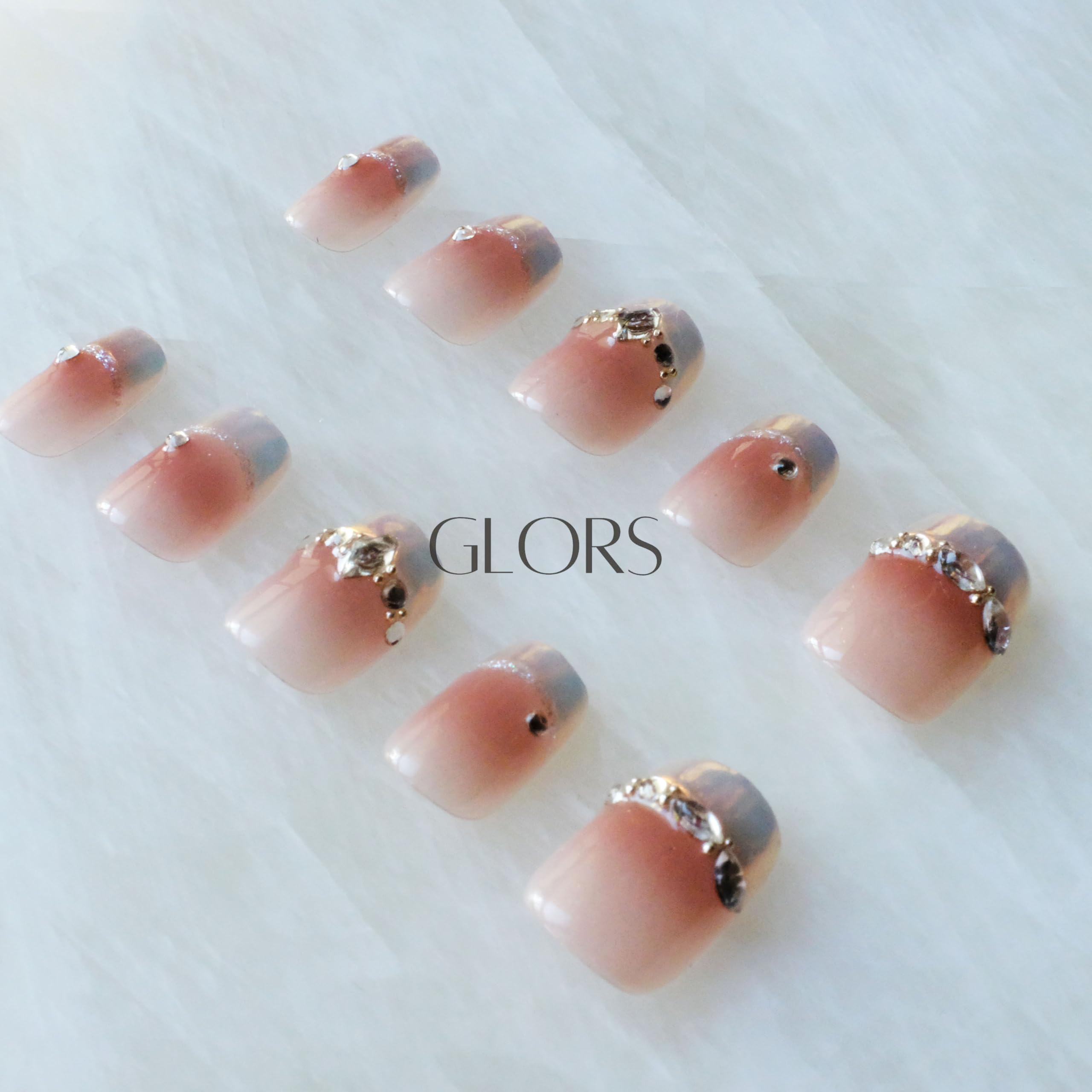GLORS comfortable fit adaptable to natural nail shape