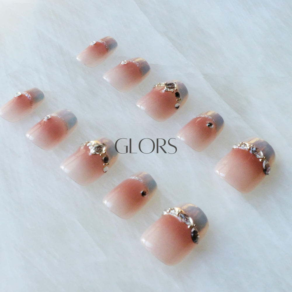 GLORS comfortable fit adaptable to natural nail shape