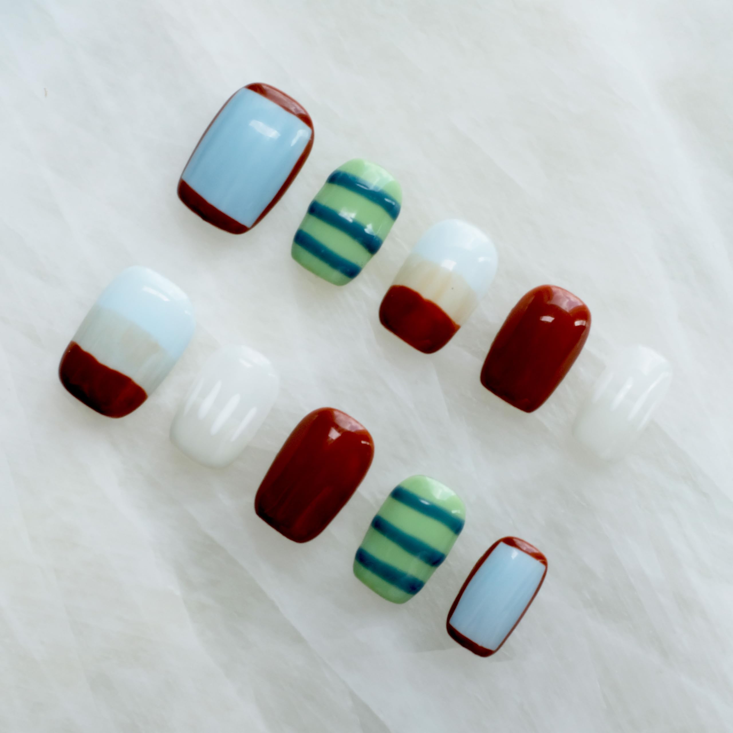 GLORS nails packaging view highlighting compact set for travel-friendly polish.
