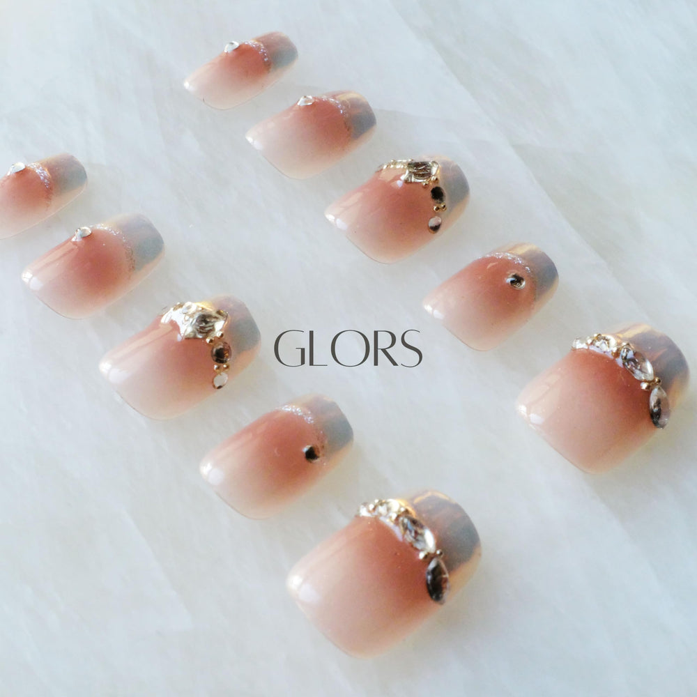 GLORS versatile design to match casual through formal outfits