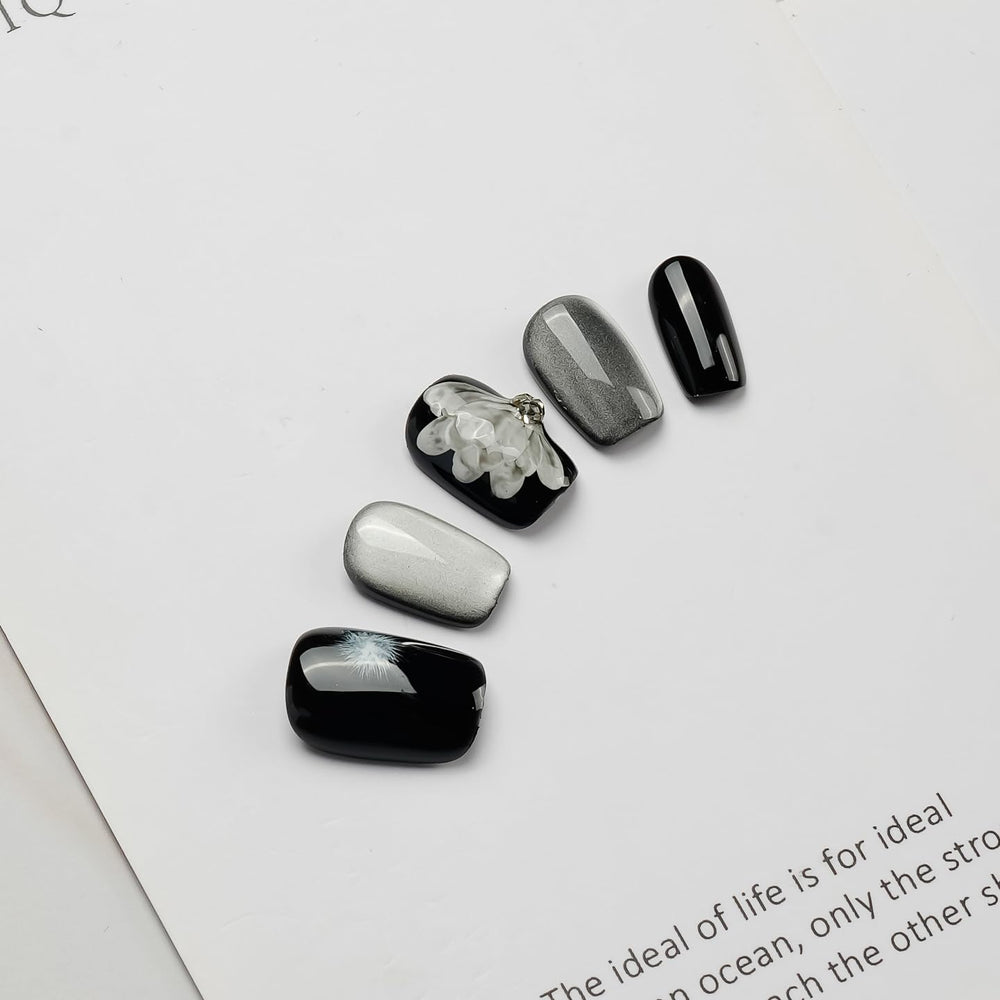 GLORS black-and-silver nails provide versatile wear for formal and casual events.