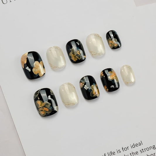 GLORS white marble nails with cat-eye finish for a chic, modern look.